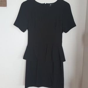 Shortsleeve peplum black dress